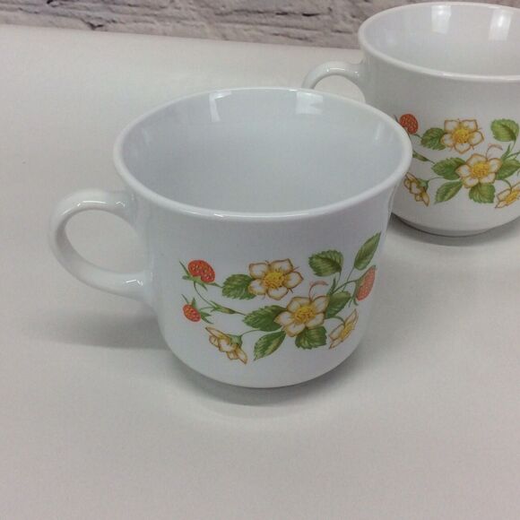 Vintage Corelle Strawberry Sundae 8oz Tea/Coffee Cups/Mugs Set of 4 Collectible - Picture 2 of 8